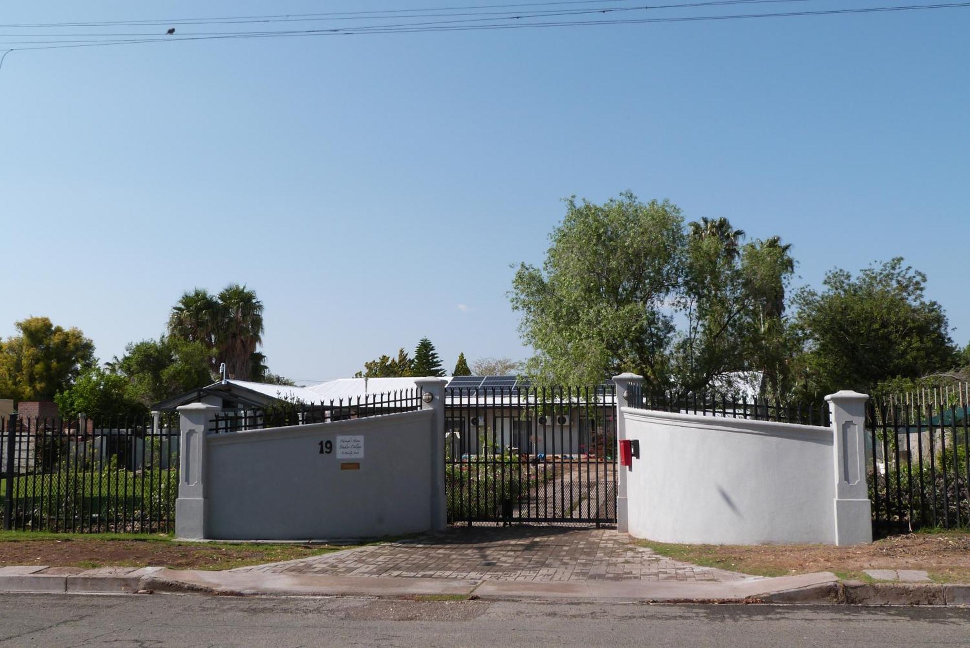 Hannah'S Haven Studio Deluxe - No Loadshedding Apartment Beaufort West Exterior photo